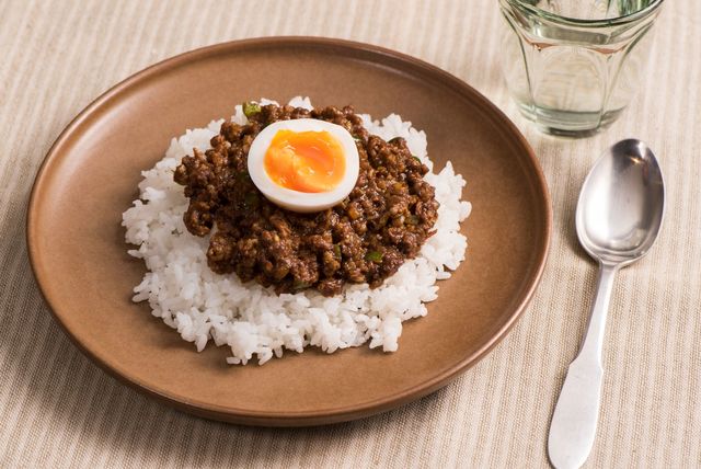 卵のっけキーマカレー コスモ食品株式会社 お客様のクチコミからご支持が広がったカレー ルーのほか ソースやたれ類等の調味料を製造する食品メーカー